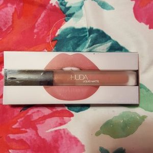 HUDA BEAUTY Matte Liquid Lipstick
